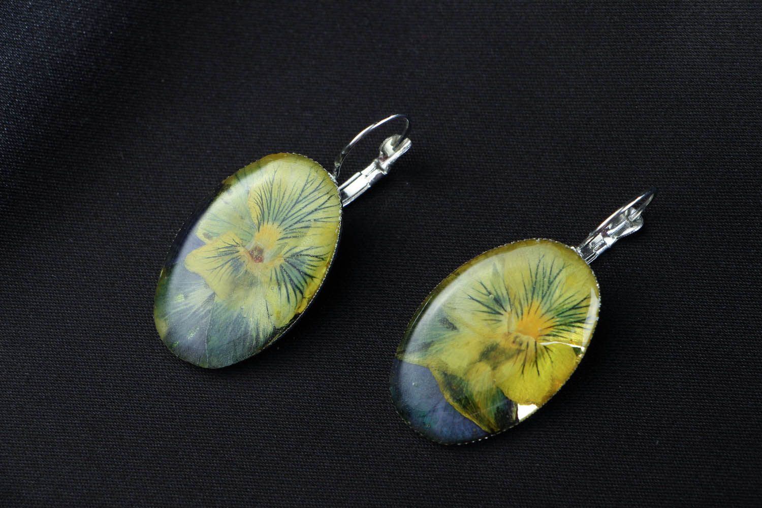 Earrings with Epoxy Resin Pansies photo 1