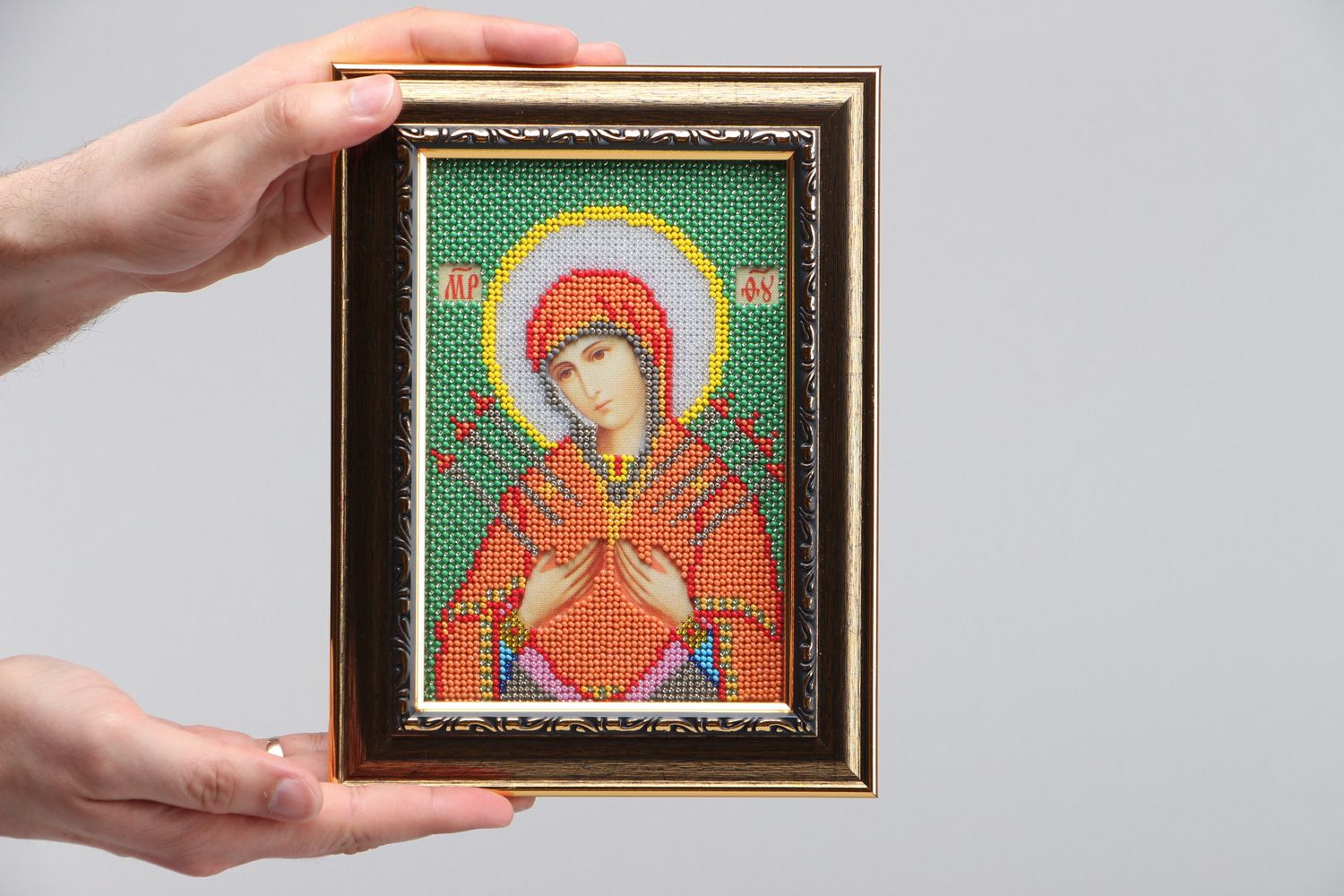 Handgemachte bestickte Ikone von Gottes Mutter aus Glasperlen im Rahmen foto 4