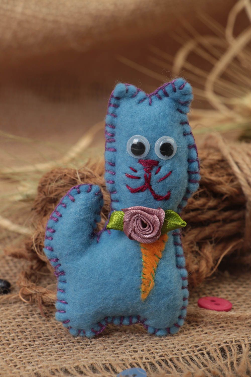 Handgenähtes Stoff Kuscheltier Katze in Blau originell lustig klein aus Filz foto 1