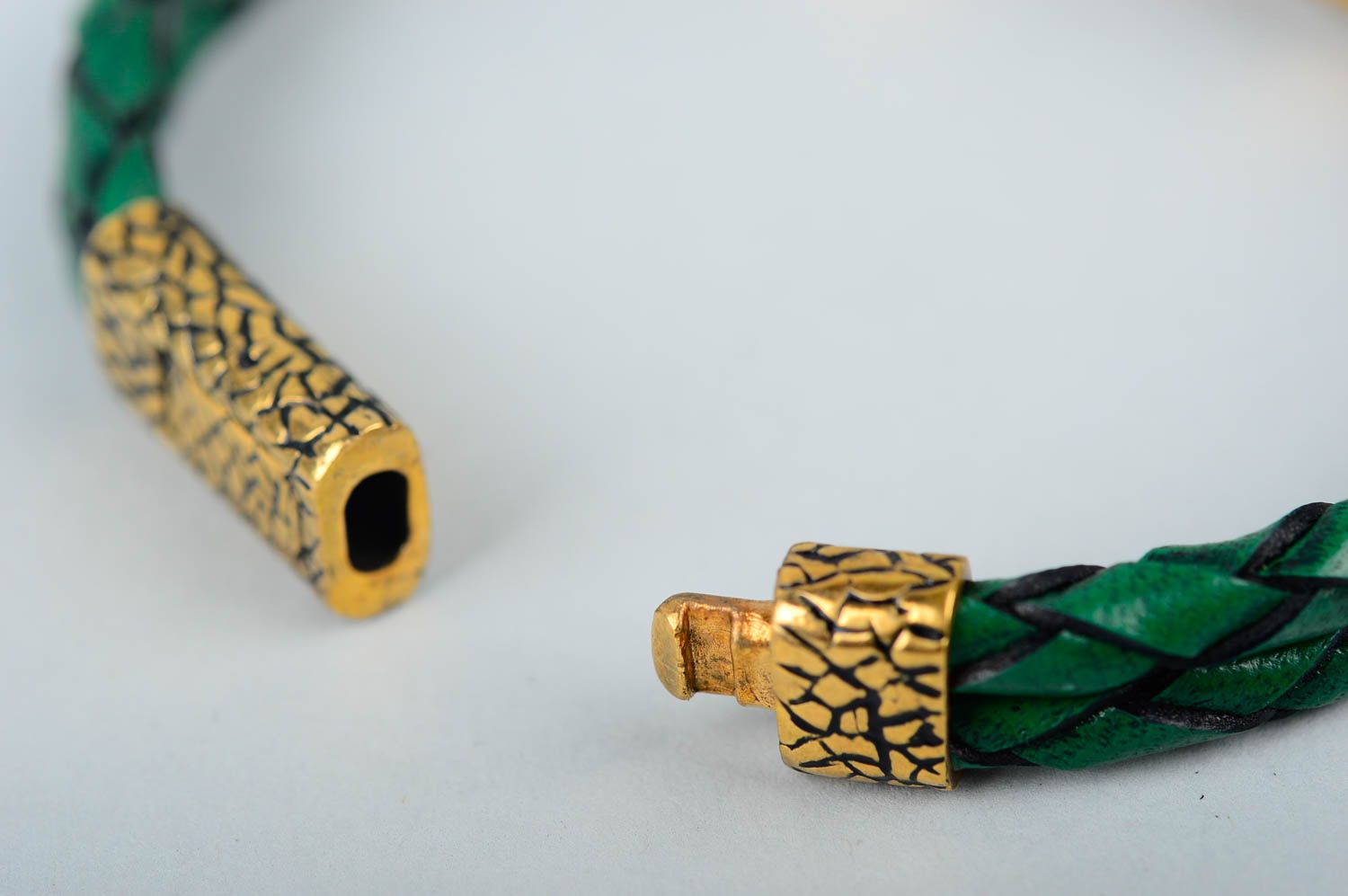 Кожаный браслет хэнд мэйд браслет на руку зеленый украшение из кожи и латуни фото 5