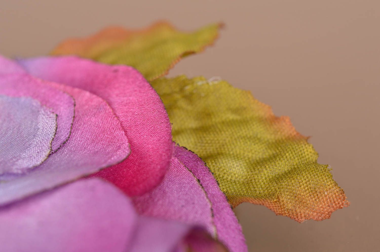 Брошь цветок из ткани сиреневая со стразом красивая крупная ручной работы фото 4
