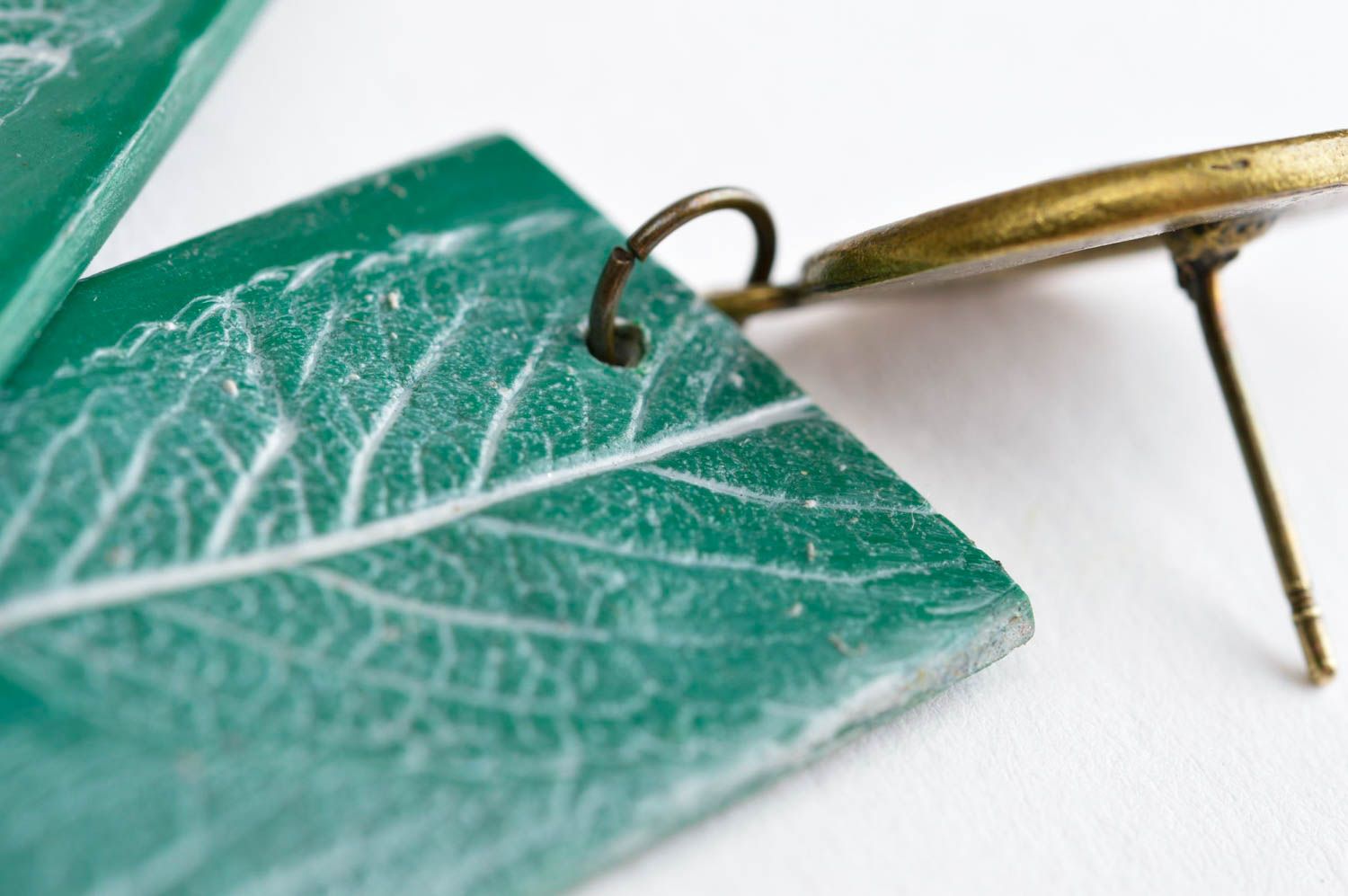 Модные серьги украшение ручной работы сережки-гвоздики из пластики зеленые фото 5