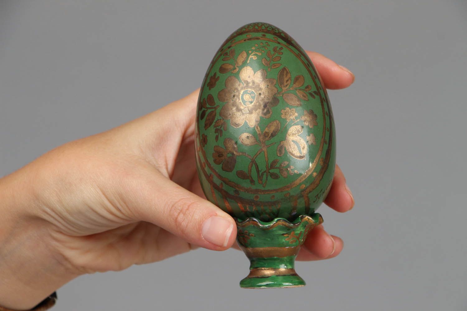 Ceramic egg with a stand photo 4