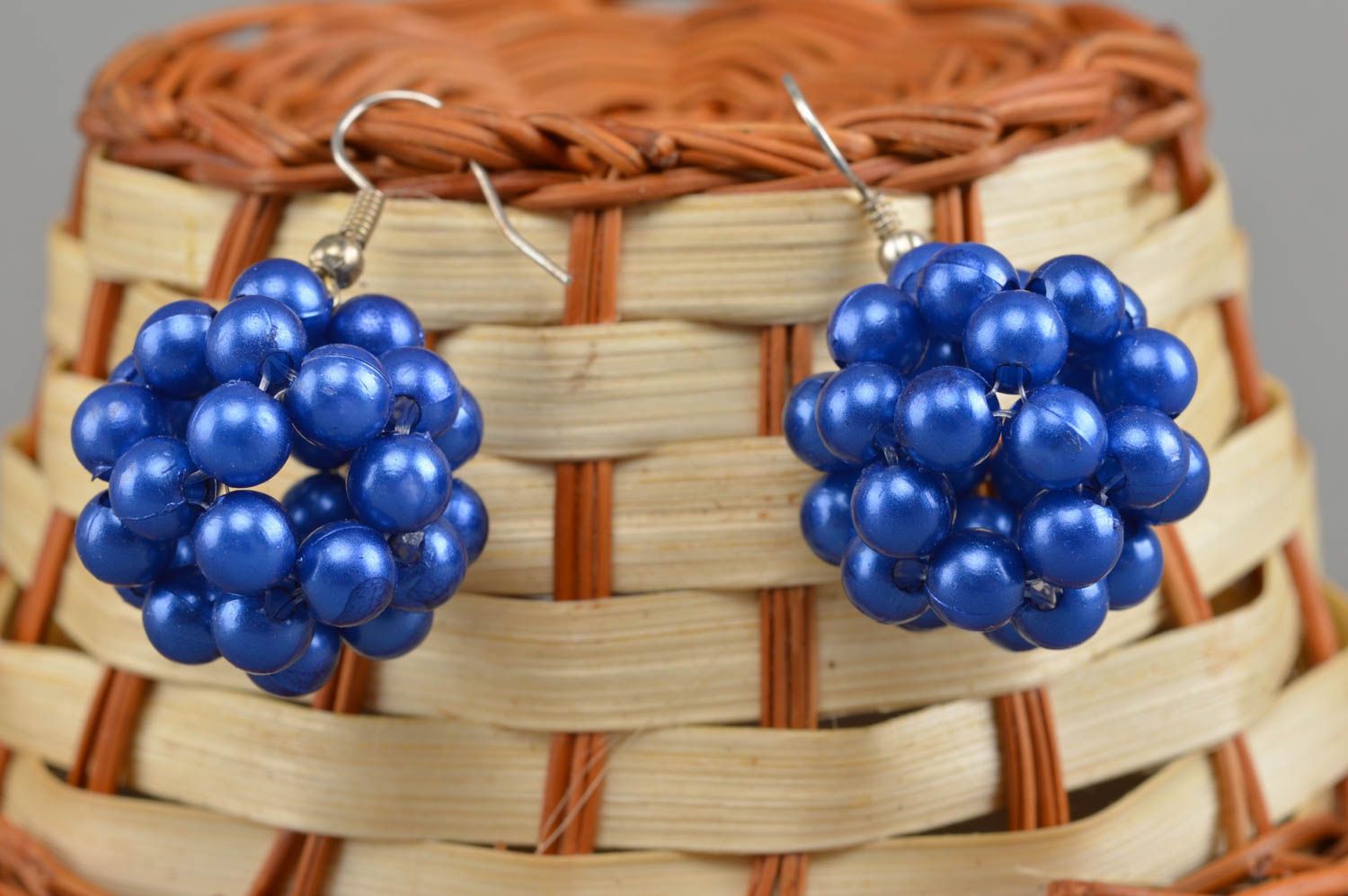 Boucles d'oreilles bleues en perles fantaisie faites main pendantes Boules photo 1