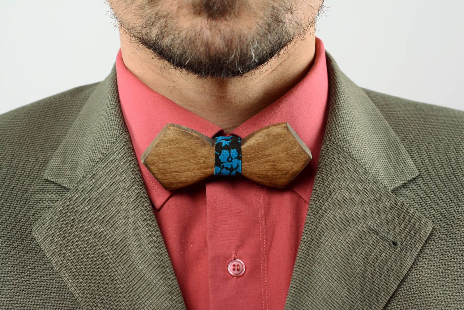 Bow tie made of larch wood photo 1