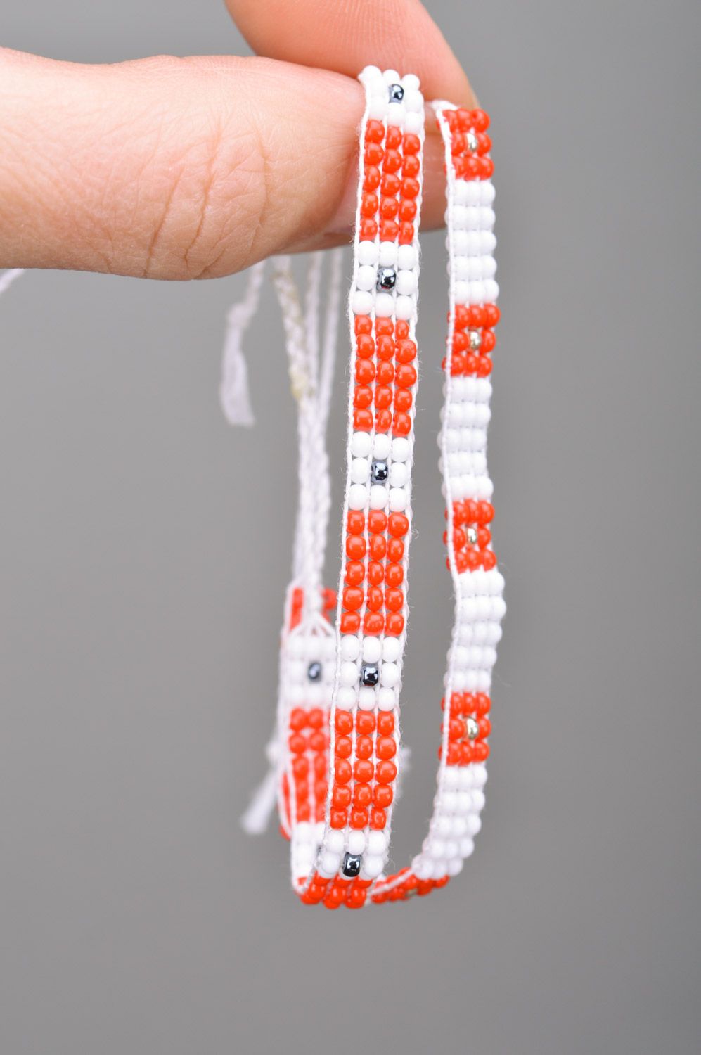 Набор браслетов на руку из бисера ручной работы белые с красным красивые 2 штуки фото 3