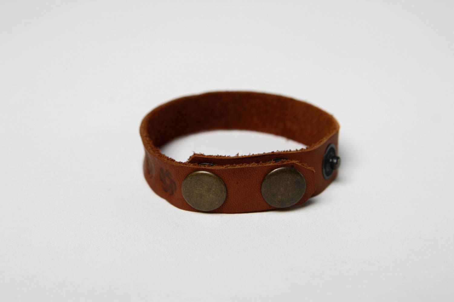 Bracelet en cuir Bijou fait main marron foncé simple Accessoire tendance photo 4