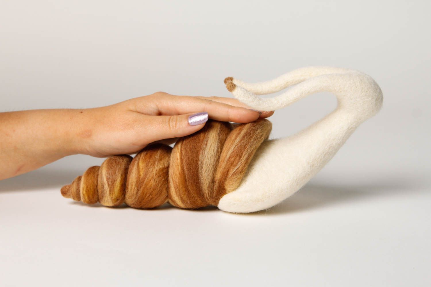 Peluche escargot décorative Jouet fait main en laine feutrée Cadeau enfant photo 2