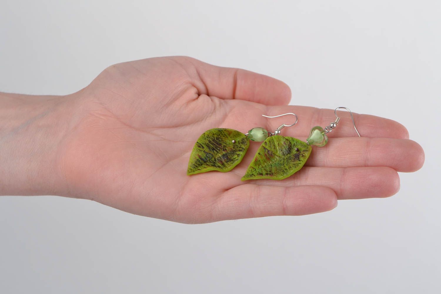 Крупные серьги из полимерной глины в виде листочков зеленые ручной работы  фото 2