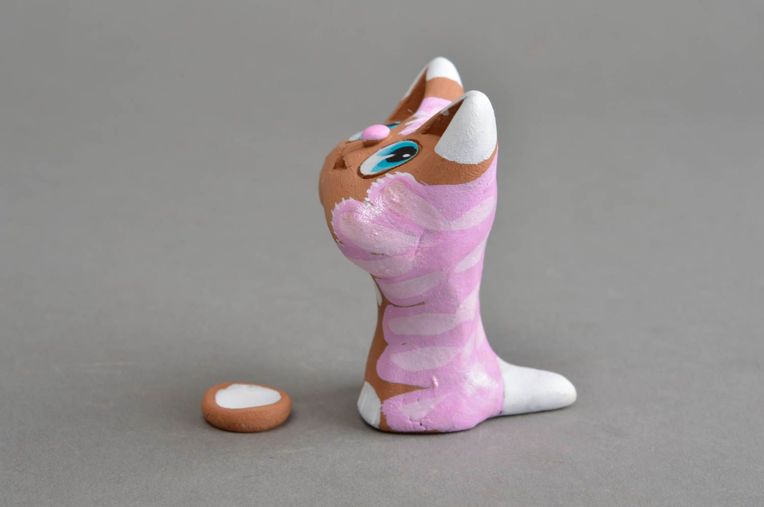 Глиняный расписанный сувенир-статуэтка ручной работы кошка с розовой холкой фото 5