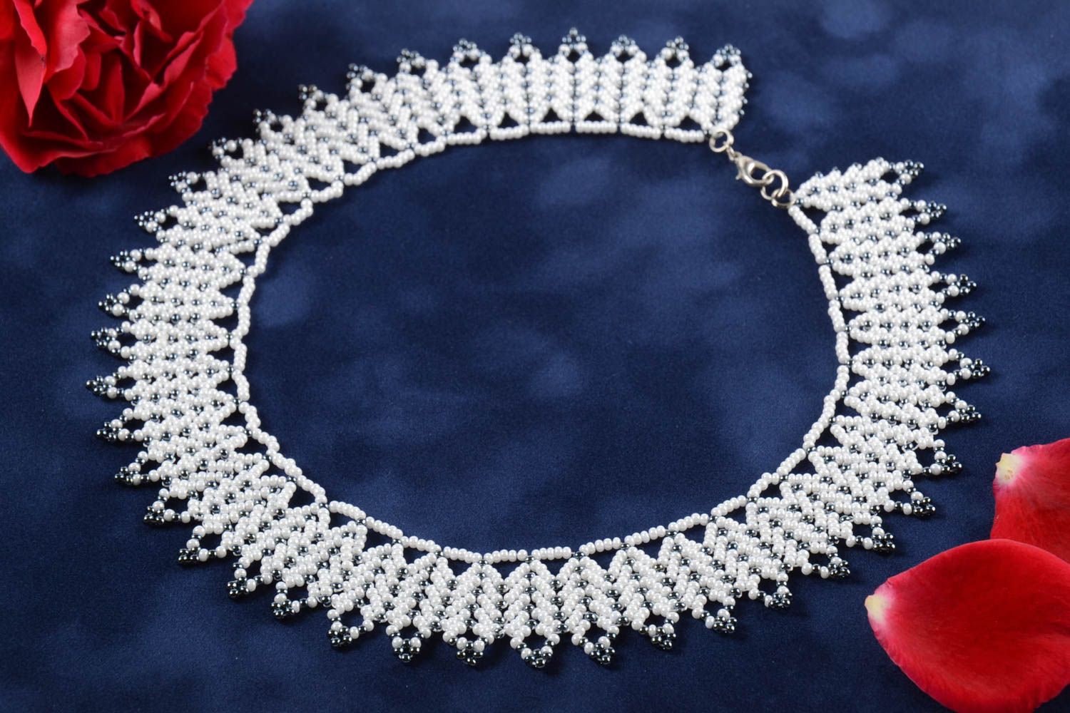 Gros collier tissé Bijou fait main Cadeau femme blanc en perles de rocaille photo 1