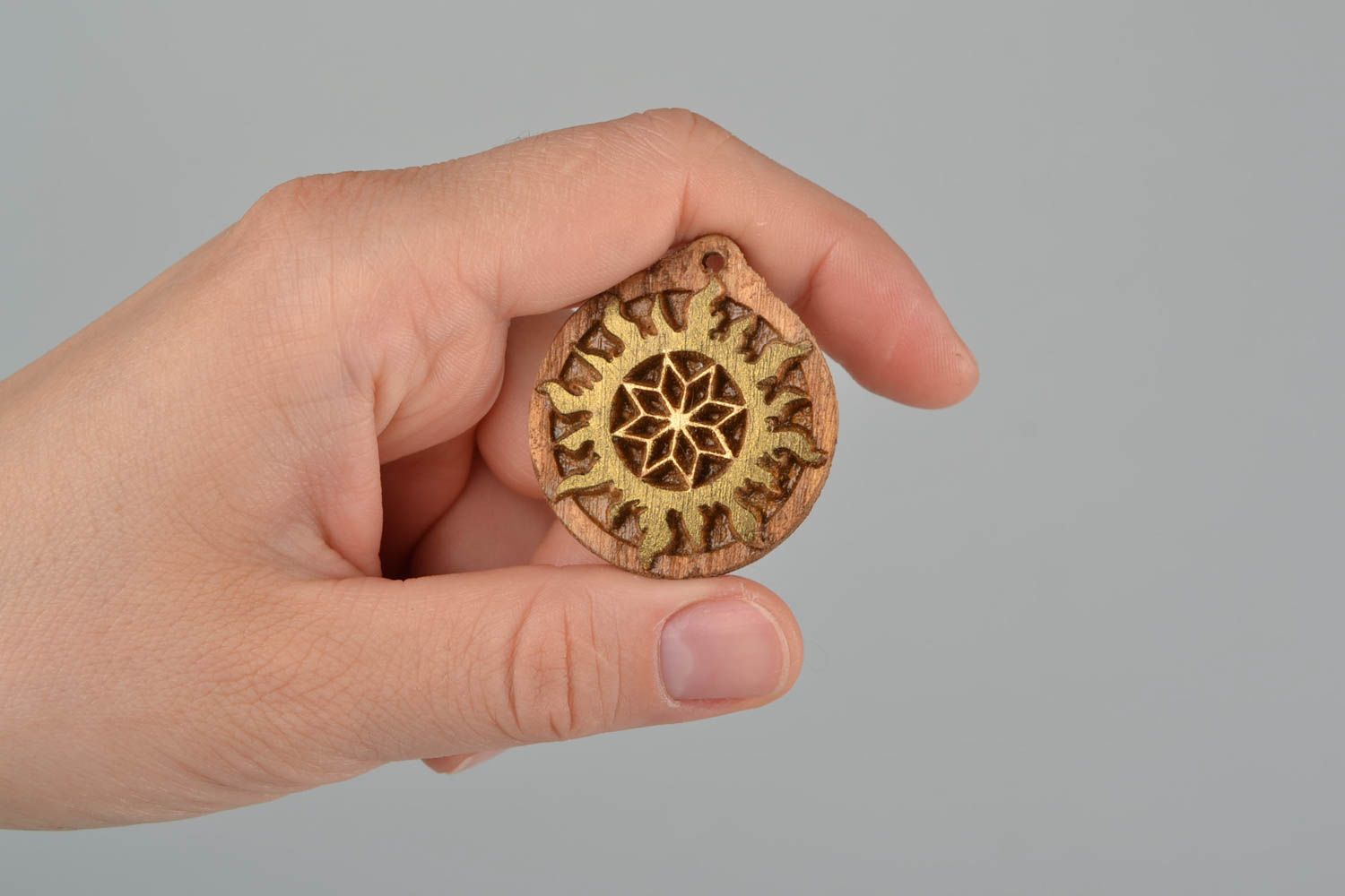 Colgante de madera de fresno tallado a mano artesanal original amuleto eslavo foto 2
