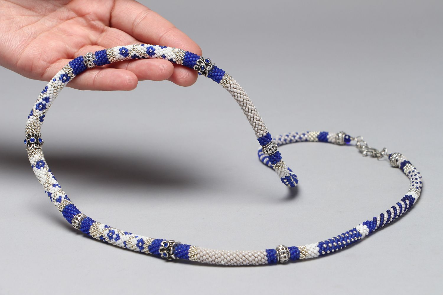 Collier crocheté en perles de rocailles Fleurs bleues photo 4