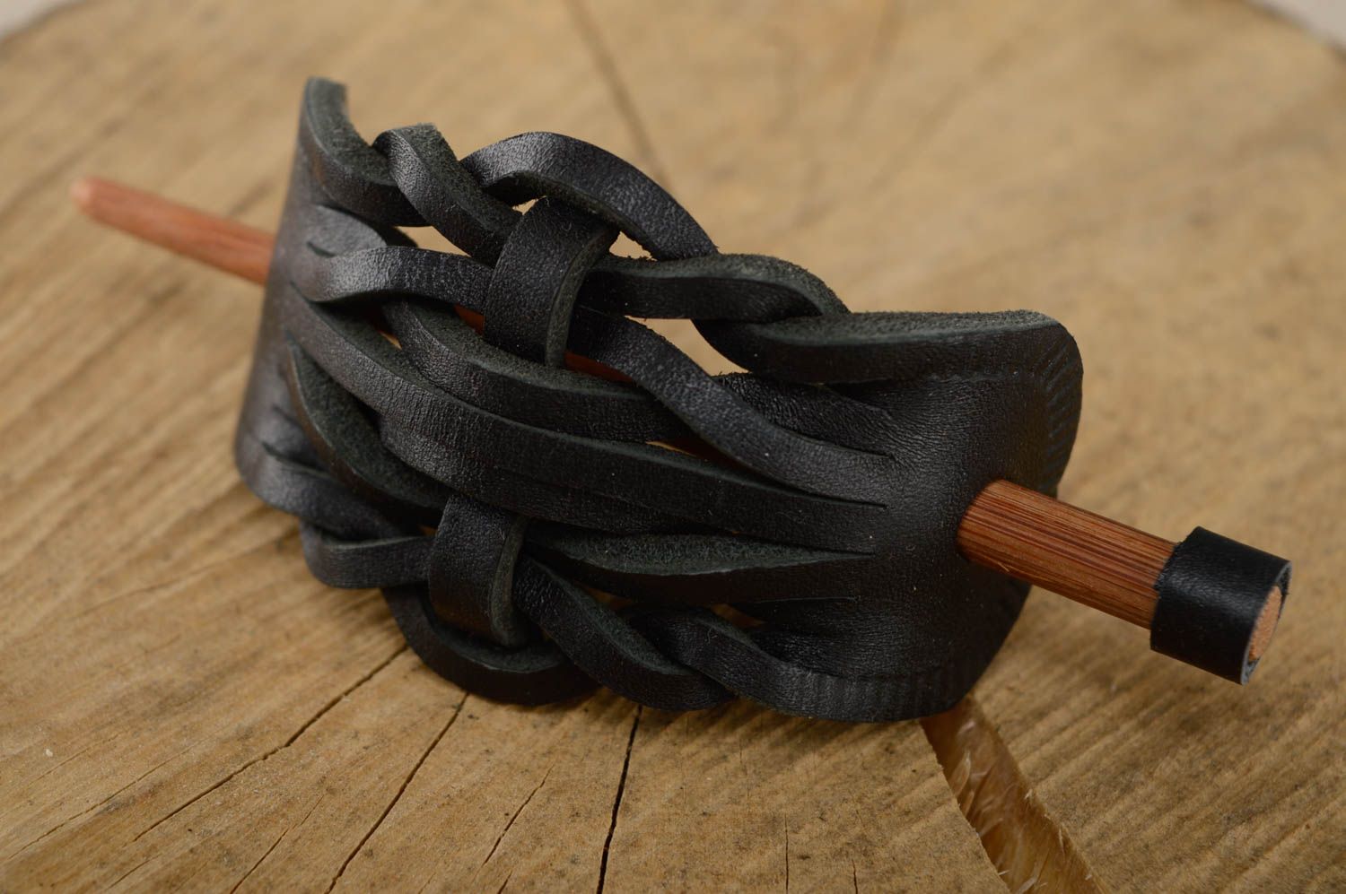 Barrette en cuir naturel noir avec pique en bois faite main cadeau pour femme photo 1