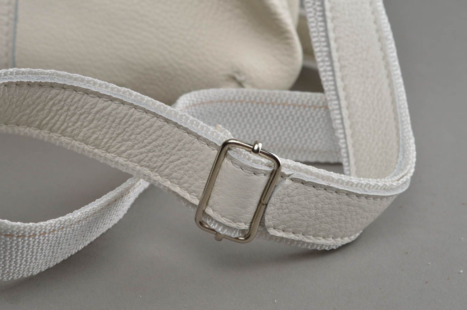 Удобная стильная белая сумка унисекс из натуральной кожи ручная работа фото 3