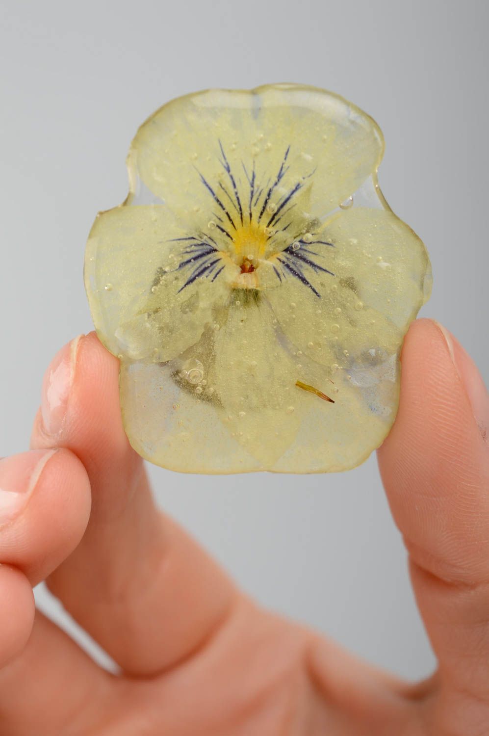 Broche artesanal de flor en resina epoxi foto 3