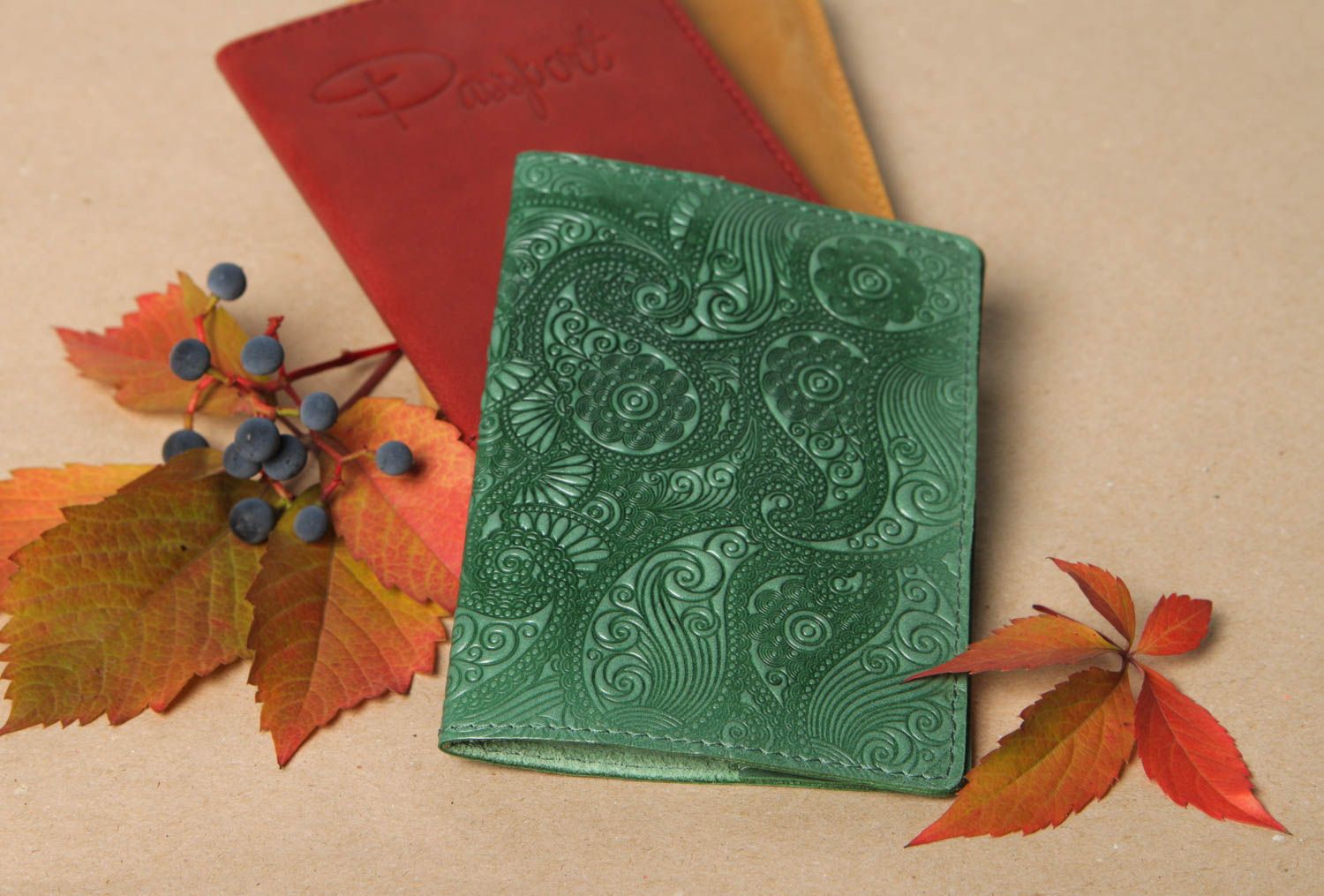 Зеленая обложка на паспорт хенд мейд оригинальный подарок кожаный аксессуар фото 1