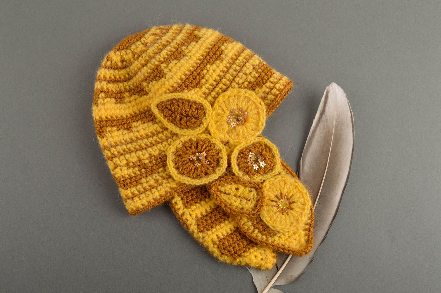 Зимняя шапка ручной работы шапка для девочек вязаная шапка желтая с цветочками фото 1