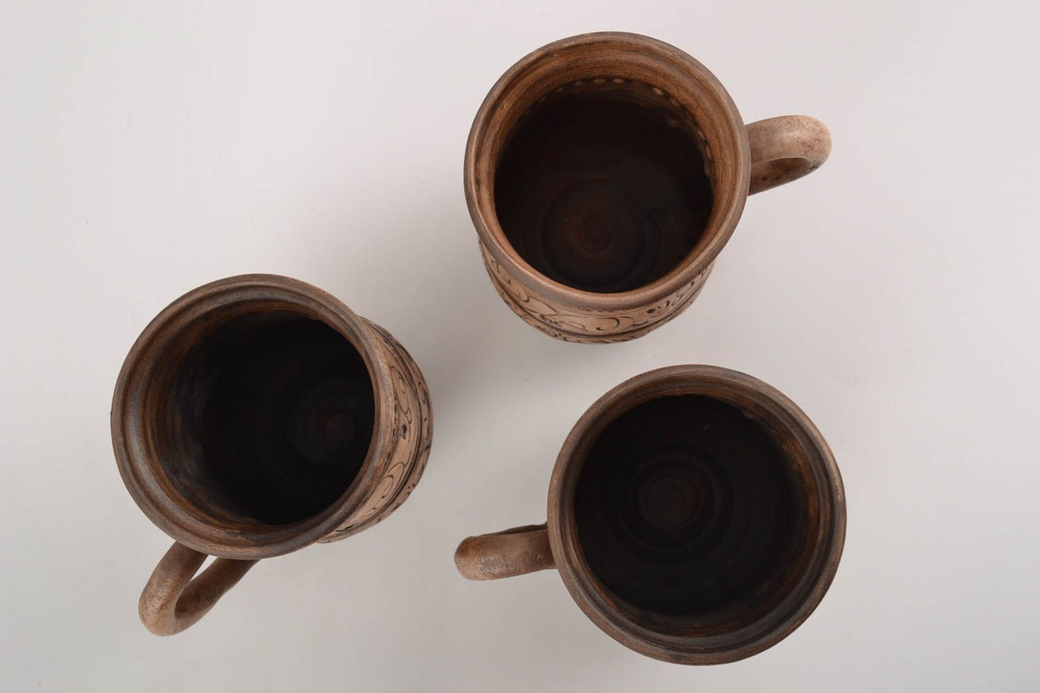 Tasses en céramique brunes faites main ornementées originales 3 pièces 33 cl  photo 2
