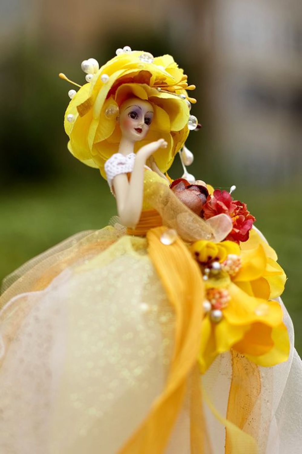 Poupée faite main pour mariage en robe jaune photo 3