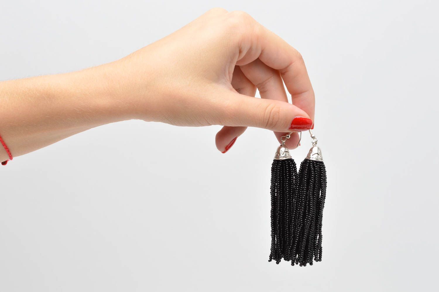 Черные серьги ручной работы модные серьги кисточки нарядные серьги из бисера фото 3