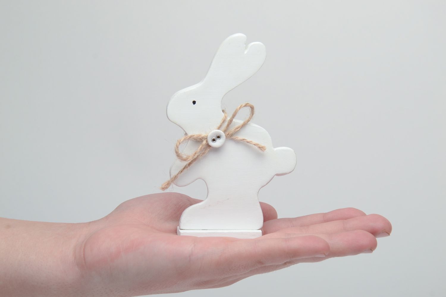 Figurine décorative Lièvre blanc en bois couleurs acryliques faite main photo 5
