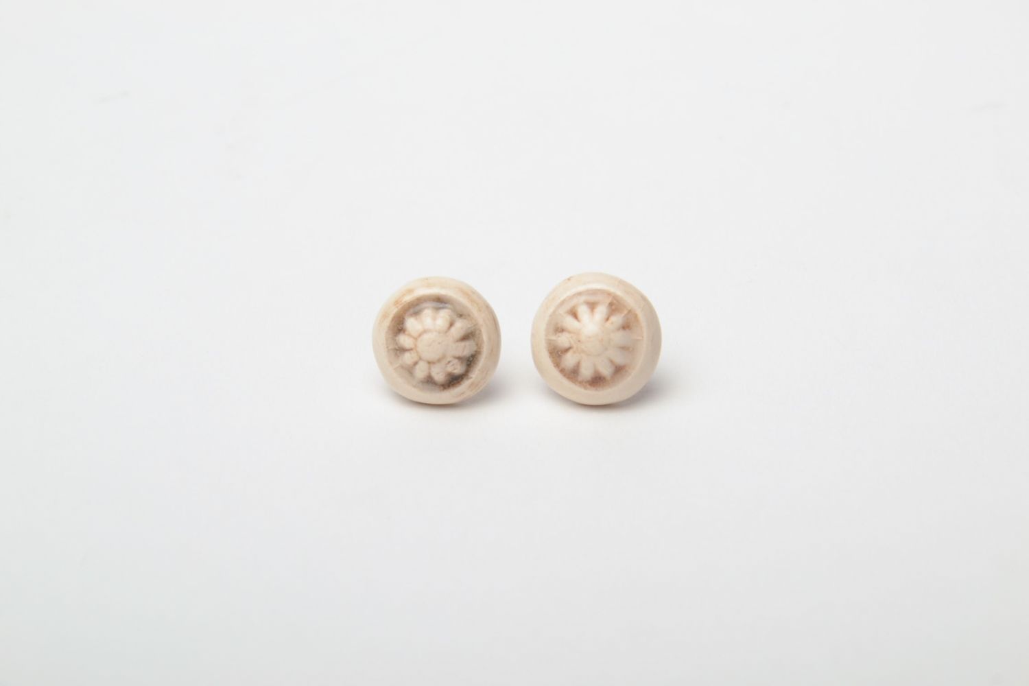 Clay stud earrings with flowers photo 3
