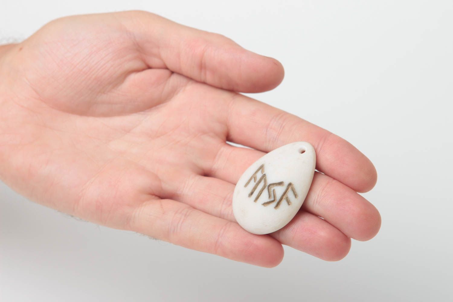 Pendentif blanc Bijou talisman fait main avec runes Accessoire femme design photo 5