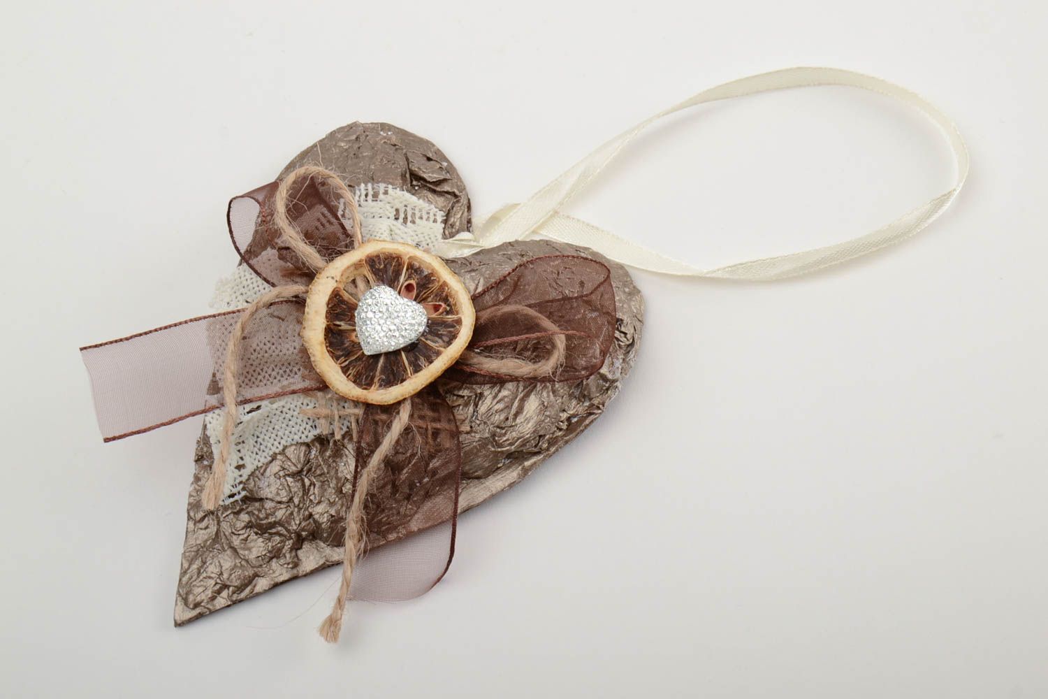 Интерьерная подвеска из картона сердце с бантиком красивое необычное ручной работы фото 2