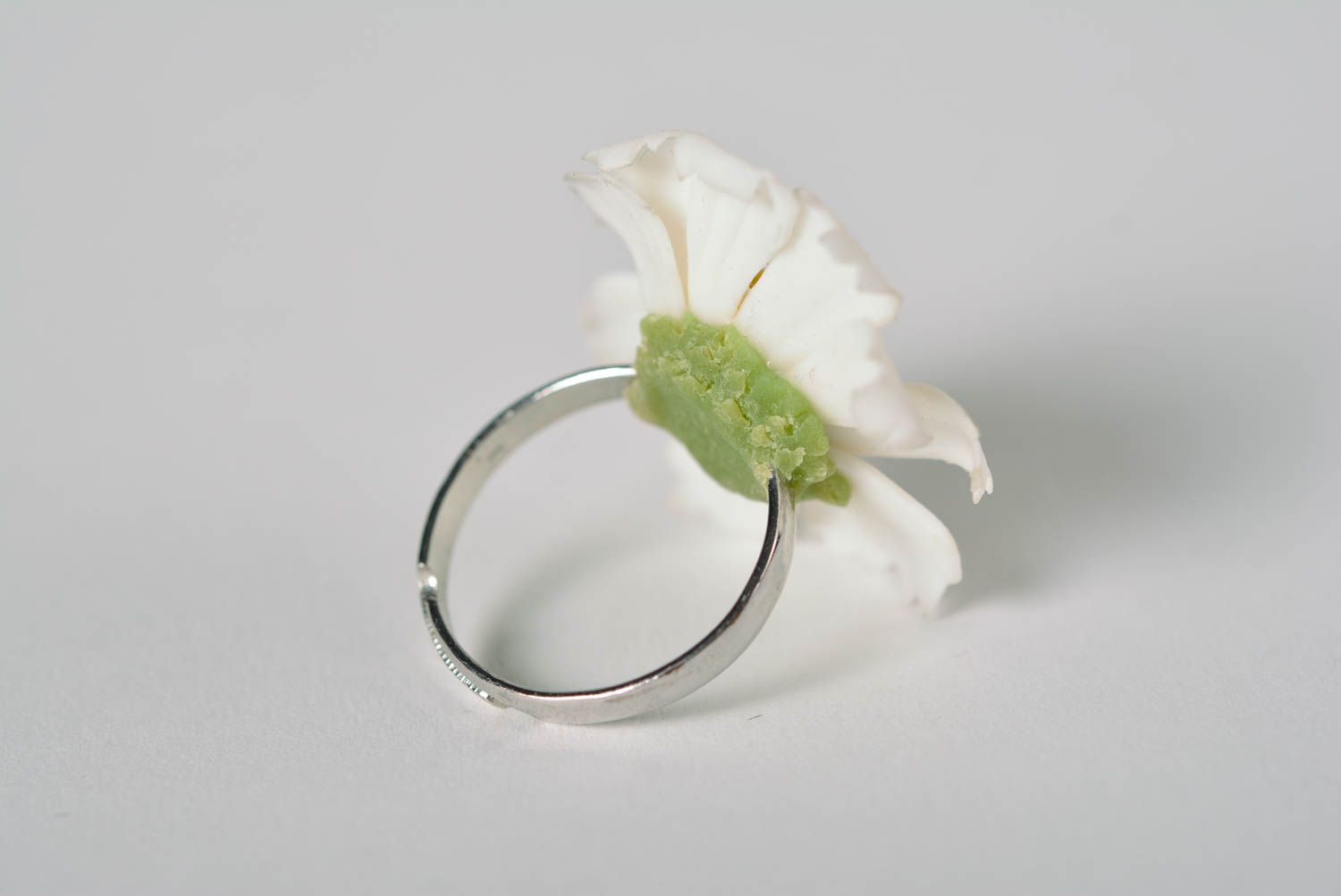 Кольцо из полимерной глины в виде белой ромашки ручной работы женское красивое фото 3