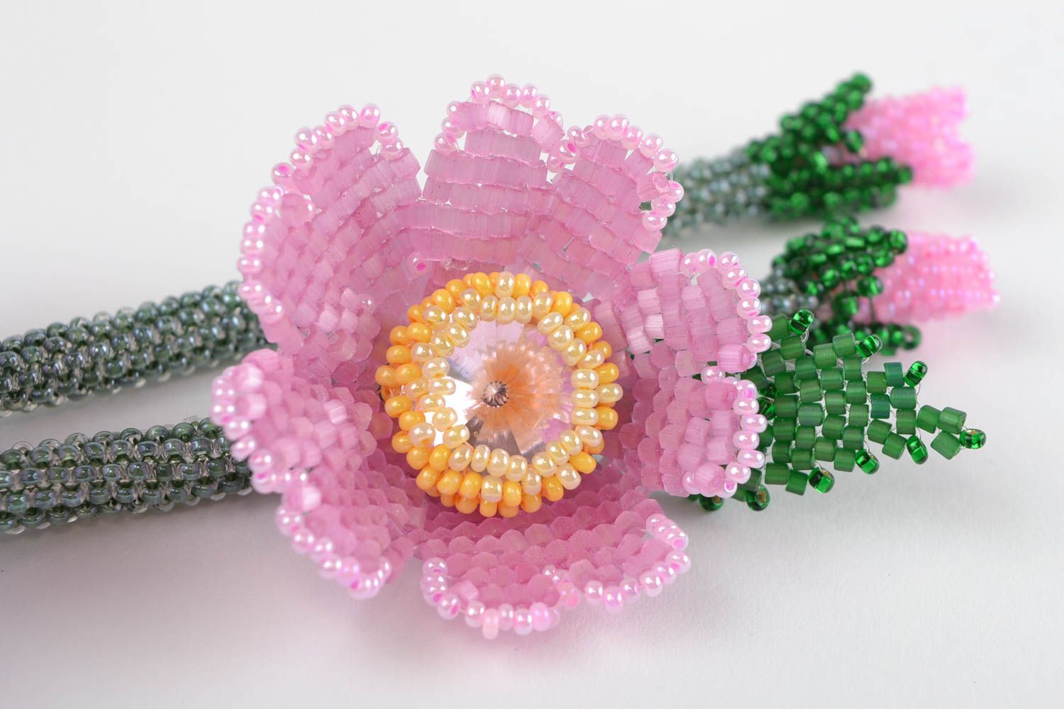 Collier en perles de rocaille tchèques vert avec fleurs roses fait main long photo 4