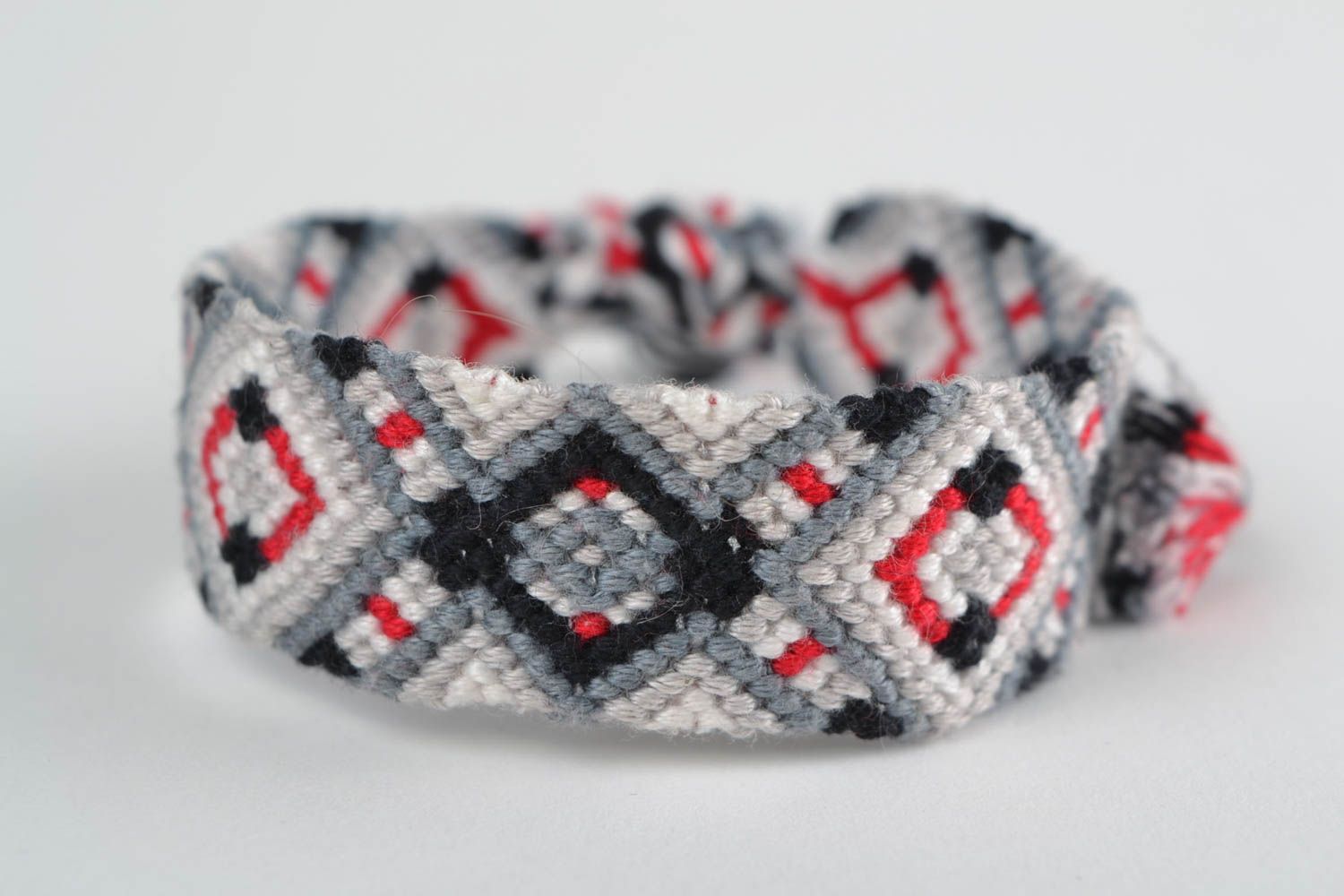 Bracelet tressé en fils moulinés technique macramé motif géométrique fait main photo 3