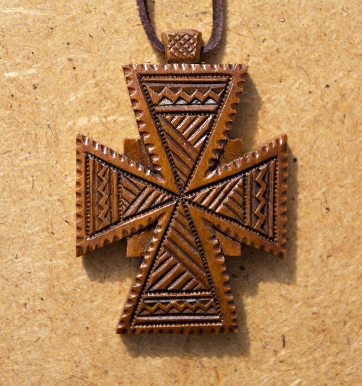 Croix sculptée en bois photo 1