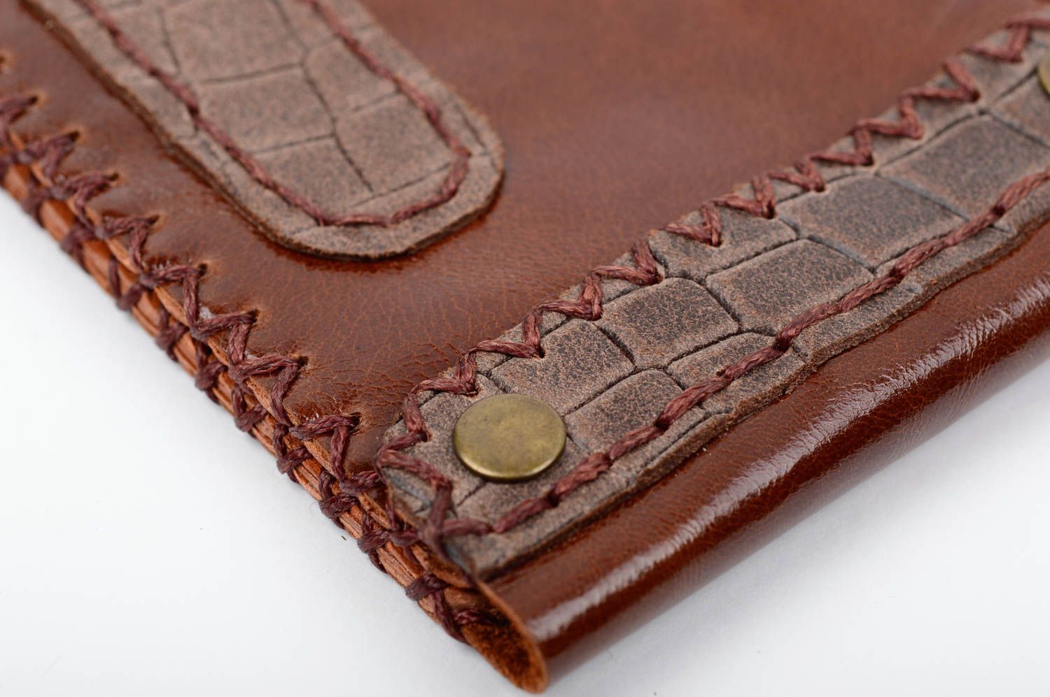Оригинальный кожаный кошелек с металлическими заклепками ручной работы фото 3