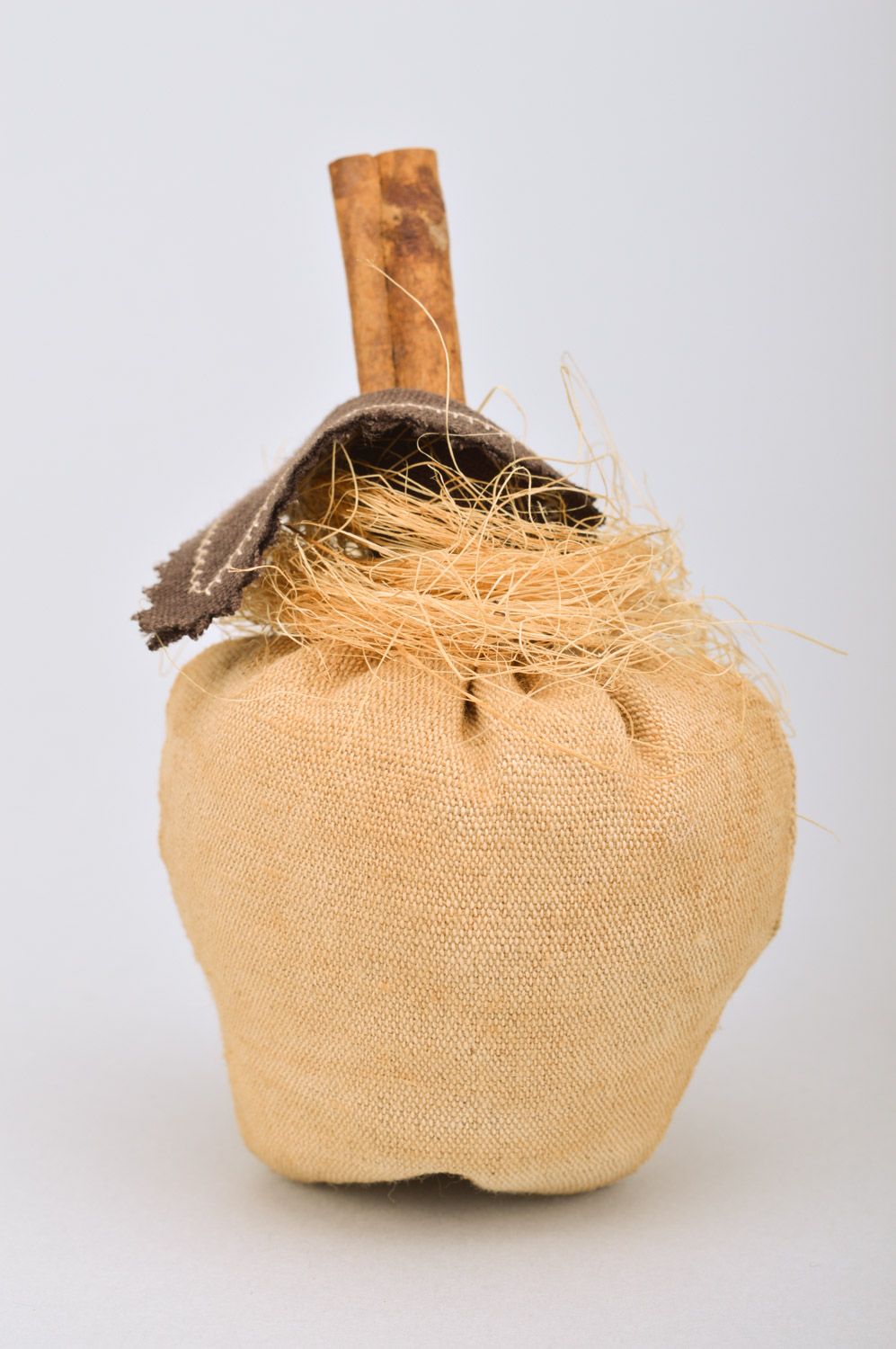 Интерьерная игрушка яблоко из льна с палочкой корицы бежевая ручная работа декор фото 2