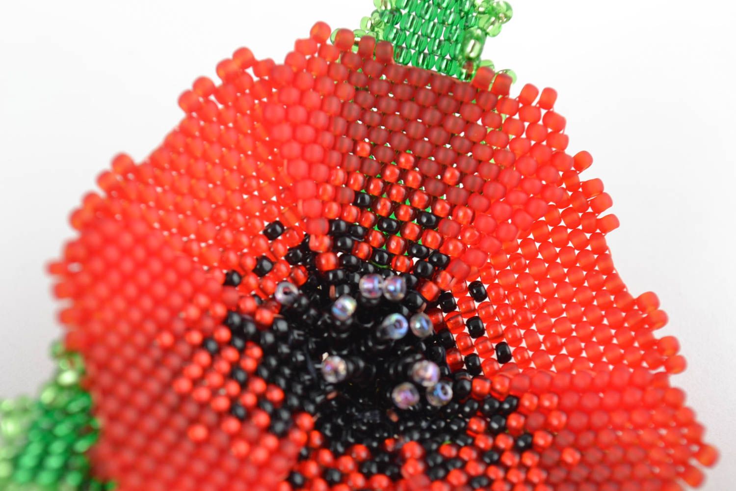 Rote Brosche Blume aus Glasperlen in Form der Mohnblume Handarbeit originell foto 4
