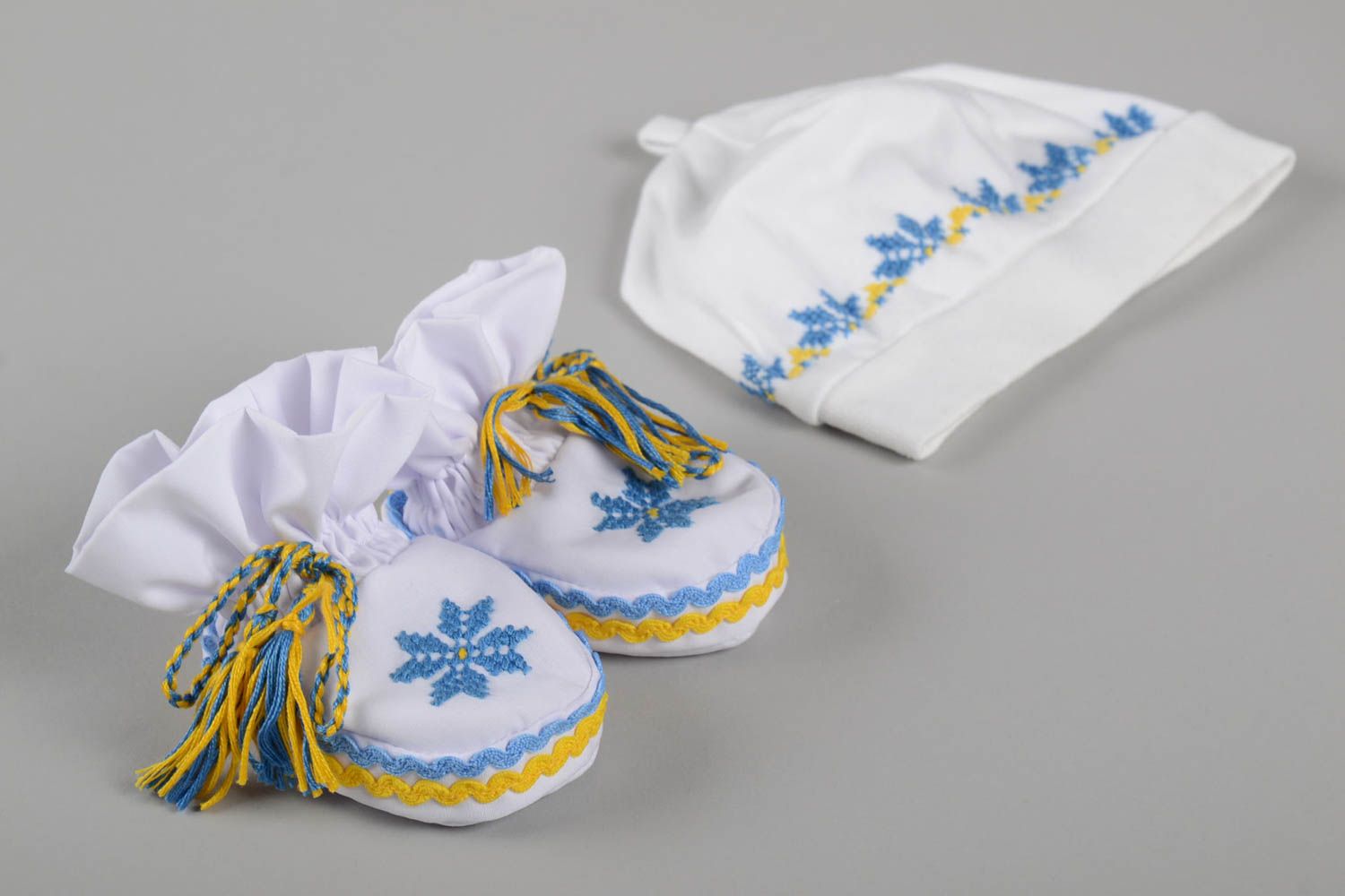 Chaussons de bébé Bonnet pour bébé faits main brodés en batiste Layette bébé photo 5