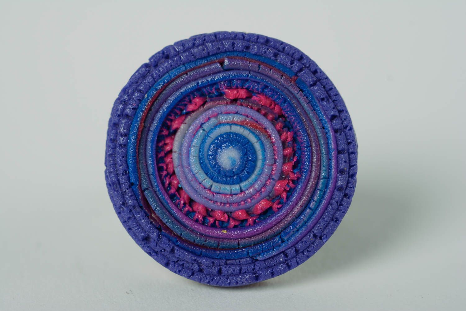 Кольцо из полимерной глины круглой формы ручной работы с регулируемым размером индиго фото 1