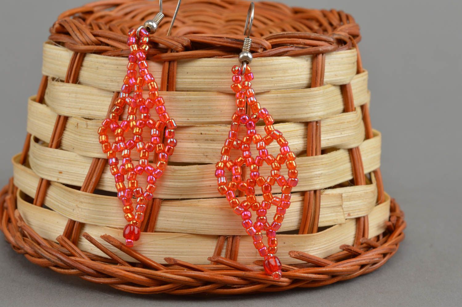 Boucles d'oreilles en perles de rocailles faites main rouges pendantes losanges photo 1