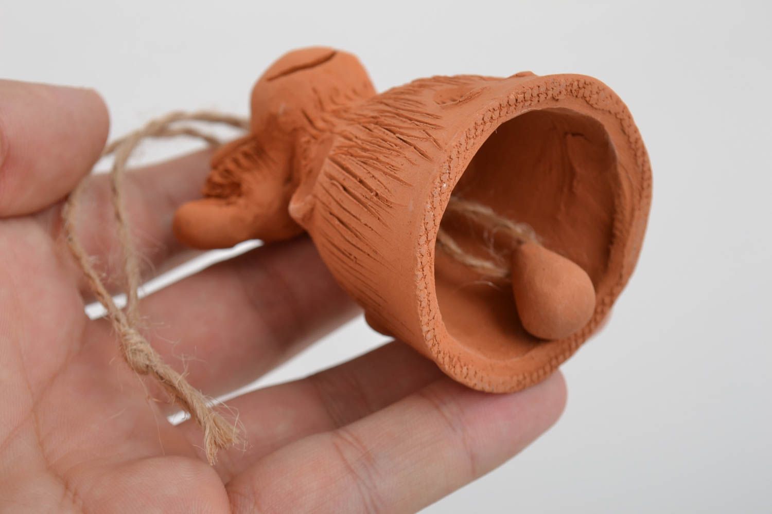 Petite clochette en céramique faite main brune originale en forme de singe photo 5