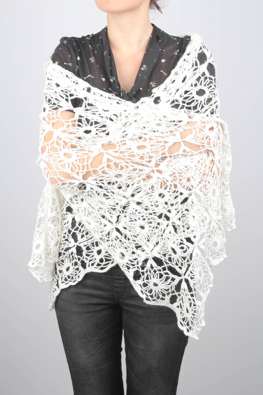 Cachecol fino branco de renda tricotado com fios de acrílico foto 1