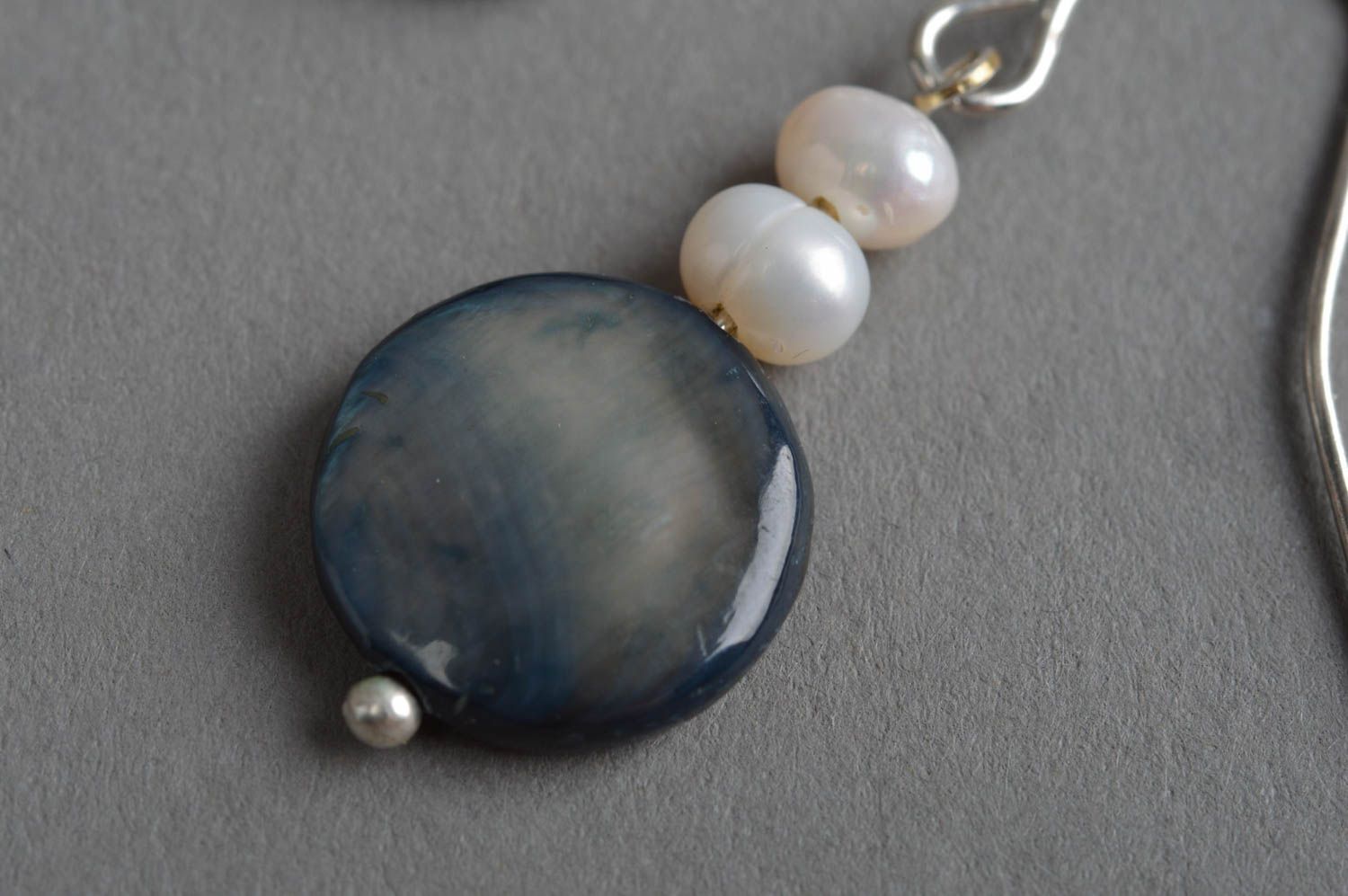 Boucles d'oreilles en perles d'eau douce et perles plates de nacre faites main photo 4