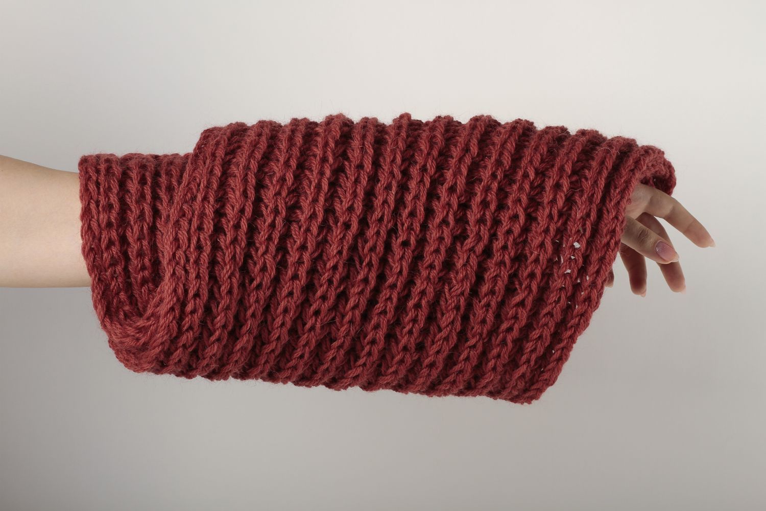Sciarpa di lana fatta a mano accessorio all'uncinetto da donna in colore bordo
 foto 1