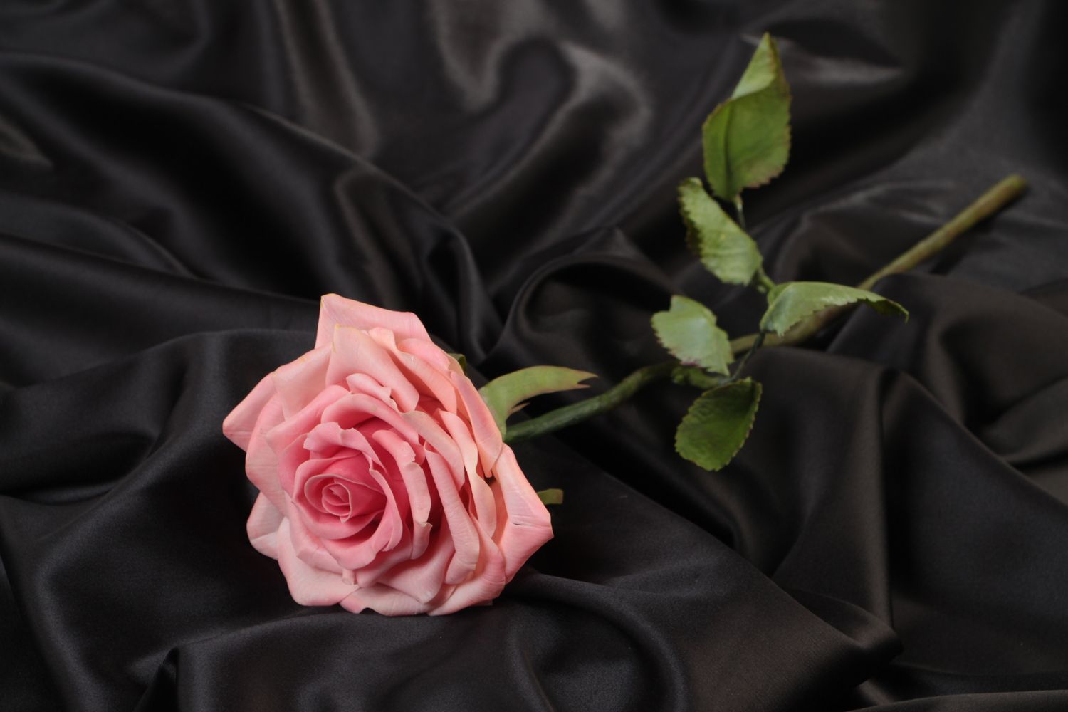 Цветок из полимерной глины в технике лепки ручной работы красивый Розовая роза фото 1