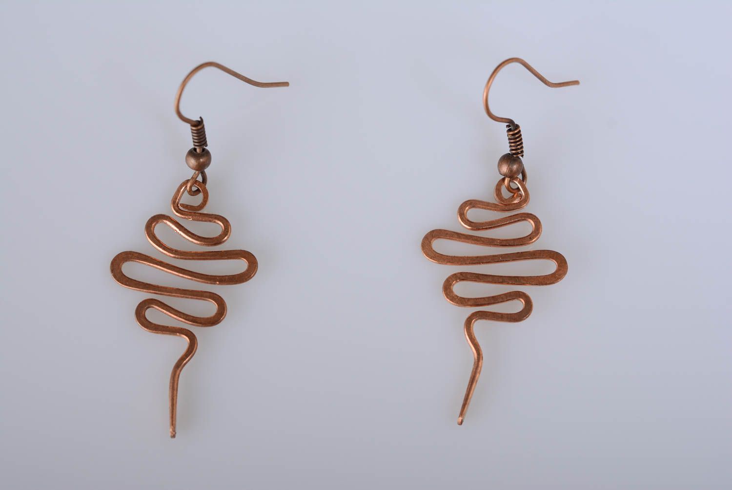 Boucles d'oreilles en cuivre wire wrapping faites main originales zigzag femme photo 4