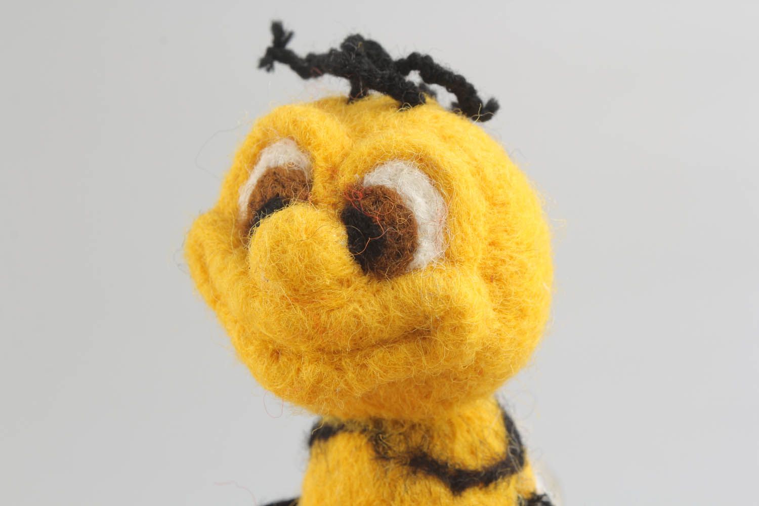 Brinquedo macio feito na técnica de feltragem seca de lã na forma de abelha foto 1