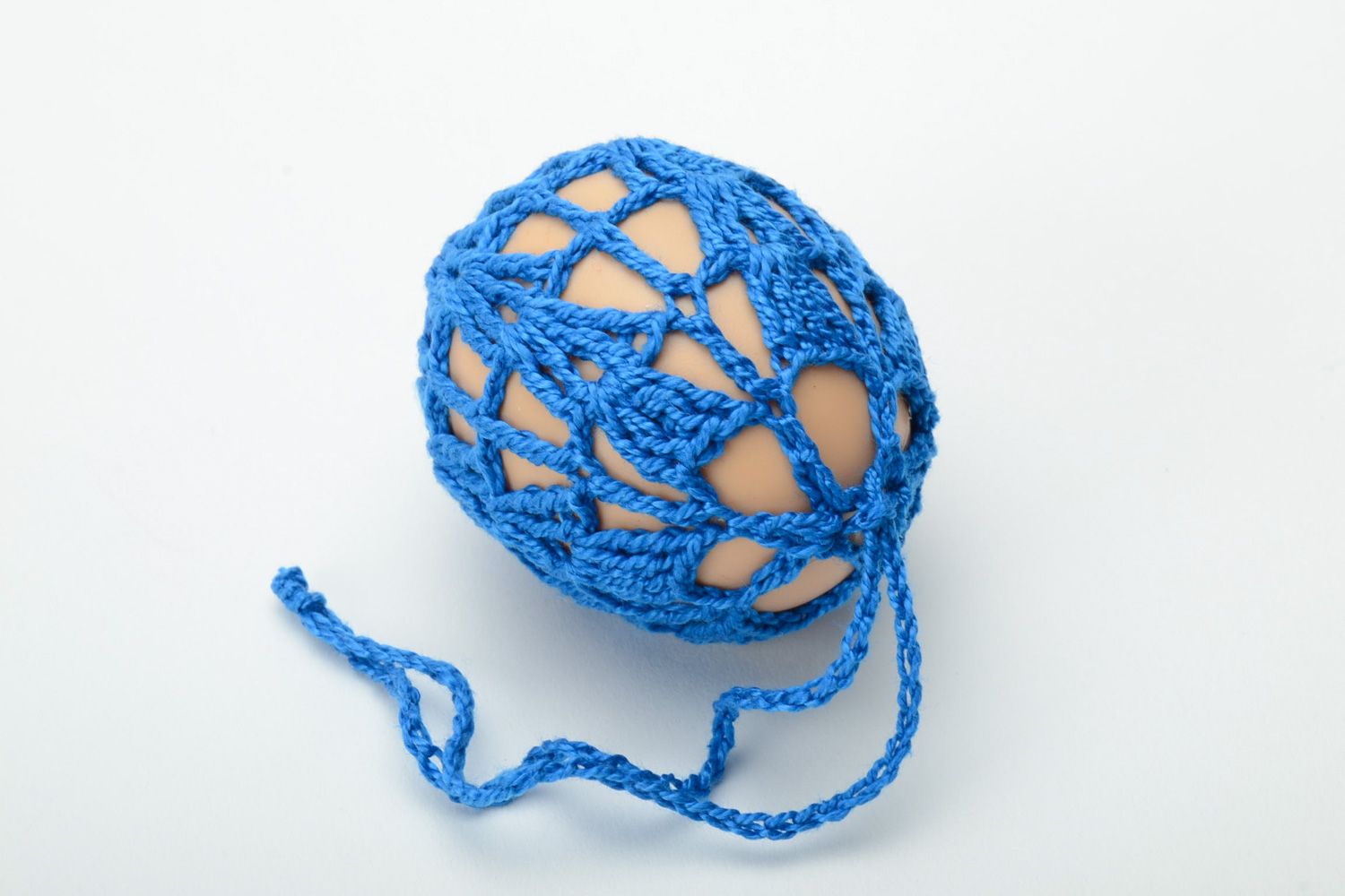 Пасхальное яйцо декоративное в ажурном синем чехле фото 3