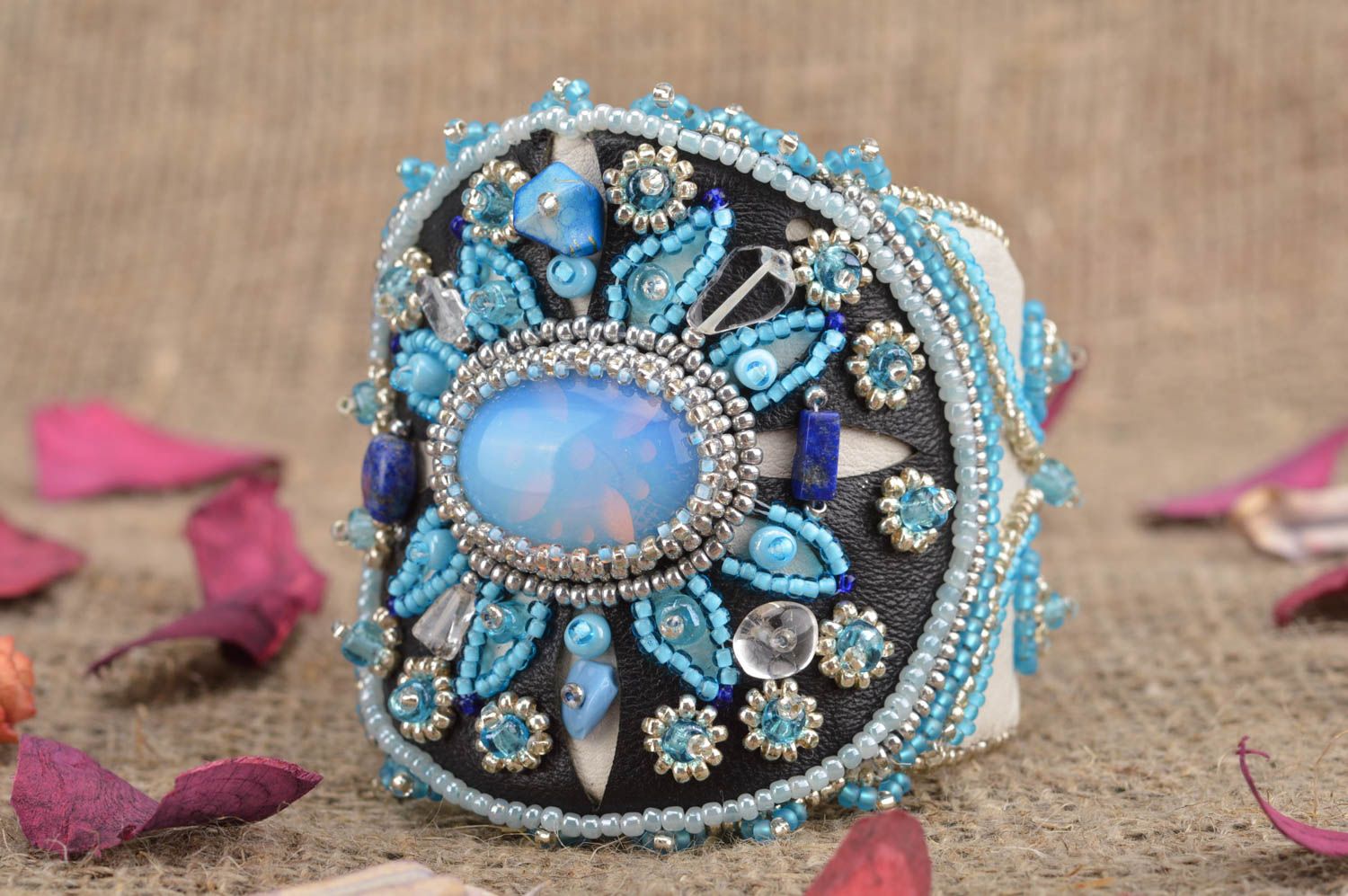 Large bracelet en cuir noir perles de rocaille pierre de Lune bleues fait main photo 1
