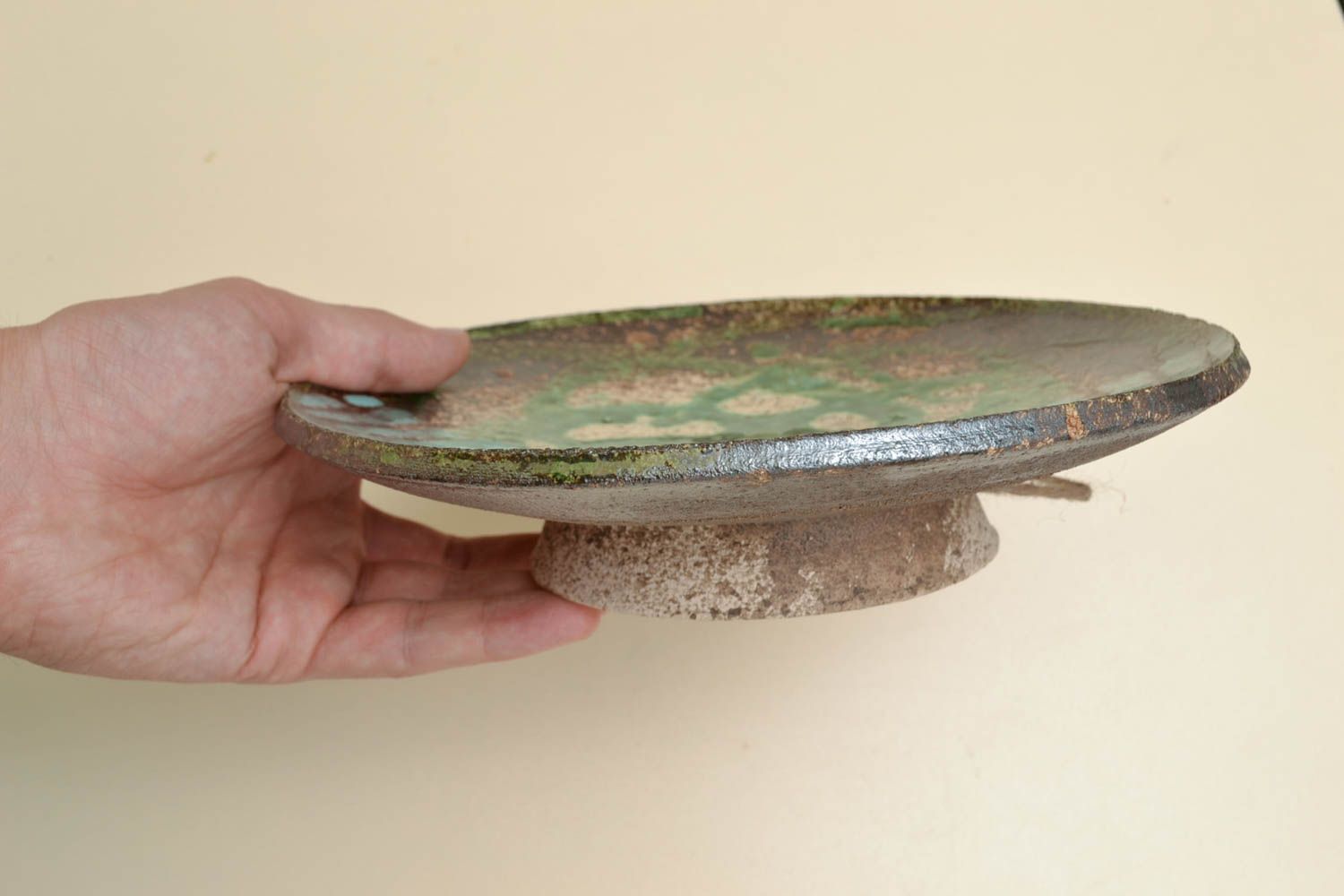 Тарелка из глины на ножке расписанная глазурью фото 4