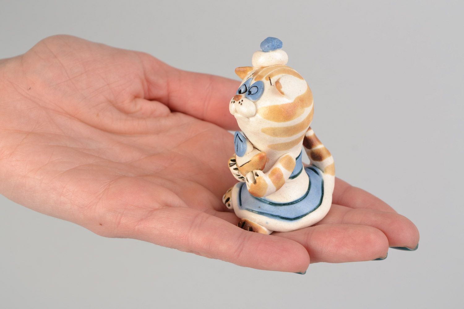 Kleine handgemachte bemalte künstlerische Ton Statuette Katze mit Glasur  foto 2
